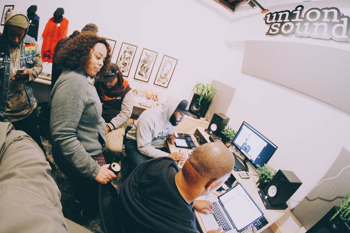 TheShiftBOS's tweet image. Grateful to be part of such an incredible community.

Producers, musicians, music FANS, rappers, singers, photographers, business men &amp;amp; women, visual artists, engineers... The list goes on and on. 💙

📸: @thearcitype 
#TheShiftBOS #RepNewEngland