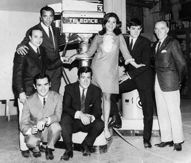 BsAs_recuerdo's tweet photo. En 1963 estos artistas orientales llegan a Canal 11 de Buenos Aires a hacer un programa cómico que traen de Montevideo: "Telecataplum". Son, en cuclillas: Eduardo D'Angelo y Ricardo Espalter: de pie: Enrique Almada, Andrés Redondo, Henny Trayles, Berugo Carámbula y Raimundo Soto https://t.co/aX85v3QJLe