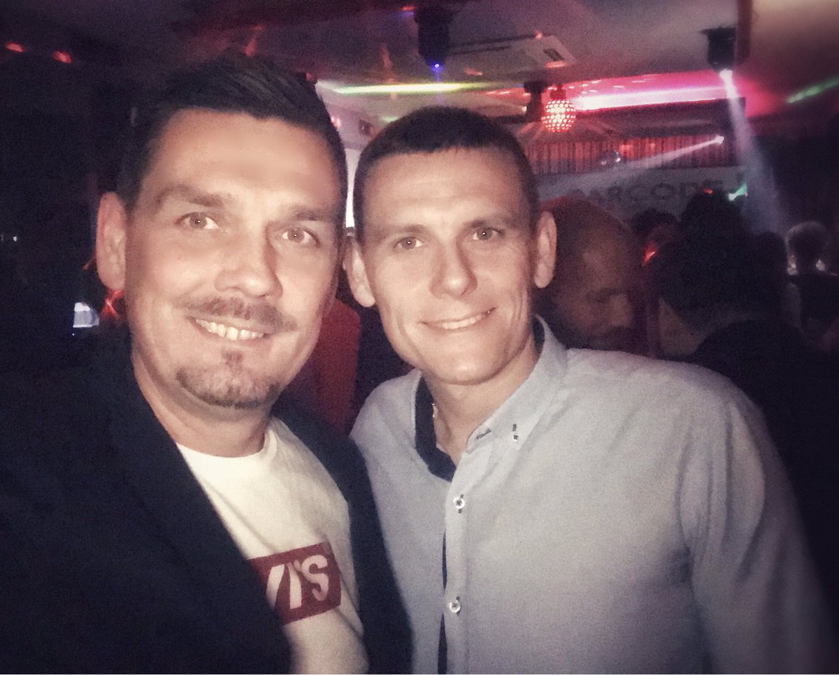 zvonimir_bratic's tweet photo. Od sumraka do svitanja živim k'o car do zadnjeg dukata.... 🎼 🎤🎹#samolagano https://t.co/Zc15ksPPnY