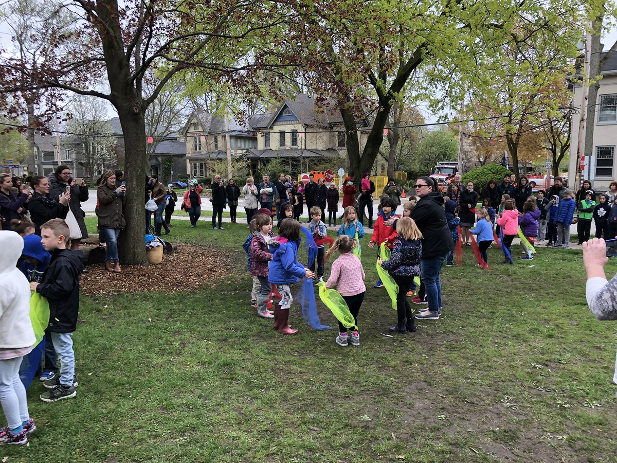 cwoodburnc's tweet photo. A fabulous way to end #TVDSB_EdWeek @LordRobertsFI w our 23rd annual Gathering in the Garden event. TY to all our community partners for running such amazing workshops! Great community/parent engagement https://t.co/vDBQwvMRar