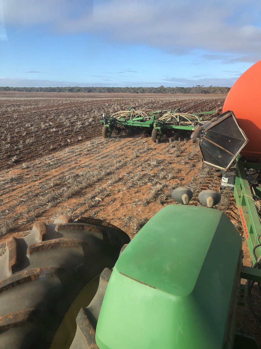 mrlange81's tweet photo. Having a go in the seeder this am. Going in nicely. #nodust #plant19 #scepter #fallow18 #redloam #halfway https://t.co/qGP0bAXIqX