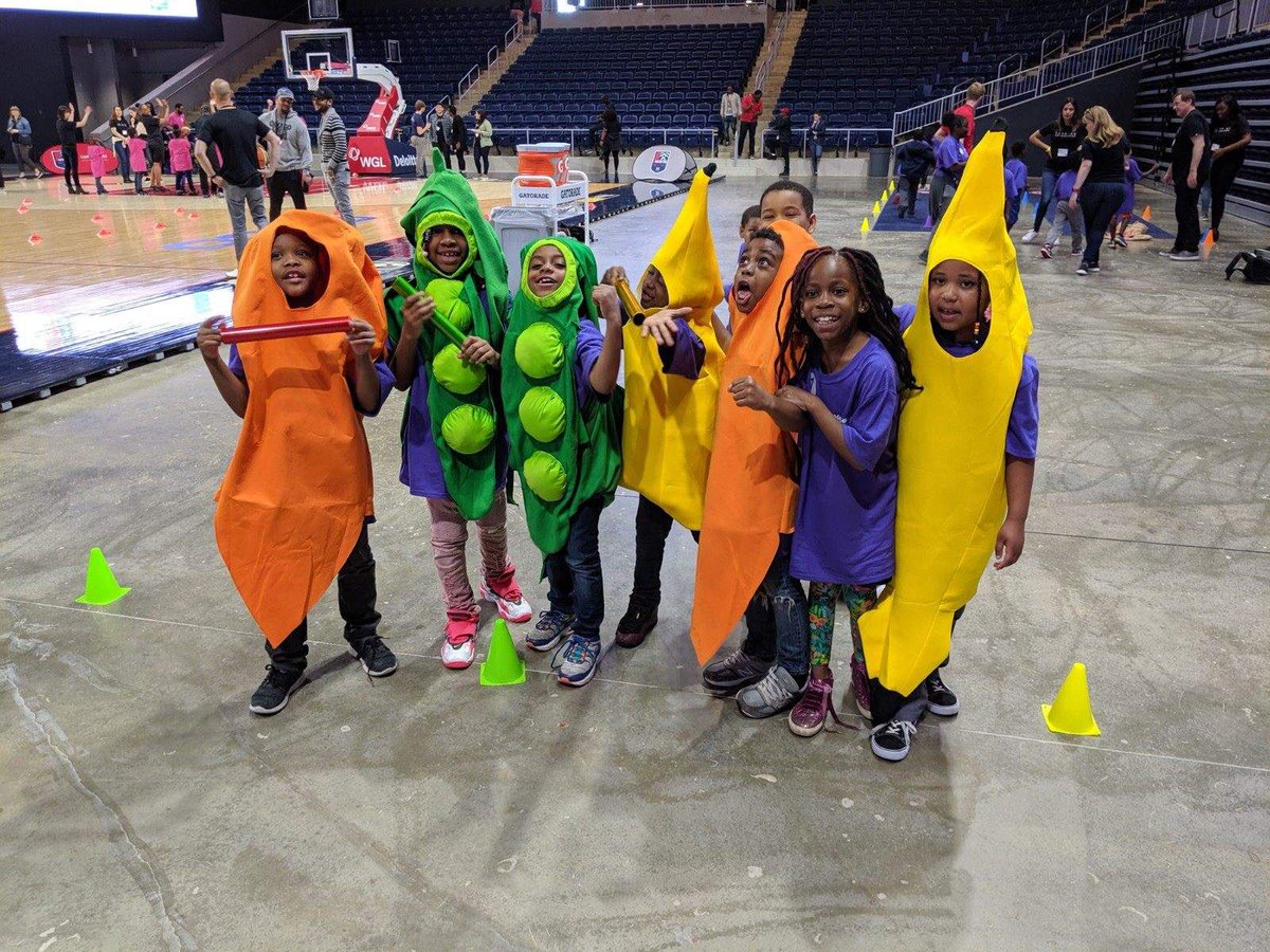 MSEFndn's tweet photo. Our friends @EmCollective hosted a @MarthasTableorg “Stay &amp; Play” #JoyfulFoodMarket at Entertainment &amp; Sports Arena, feat. a @WashWizards basketball clinic and  activities with @ReachInc, @dcpl, @dcck, @CHACC_DC &amp; @DCPoliceDept PLUS @De11eDonne, @WizardsGWiz &amp; @WashMystics Pax! https://t.co/M1PgBvCKpk
