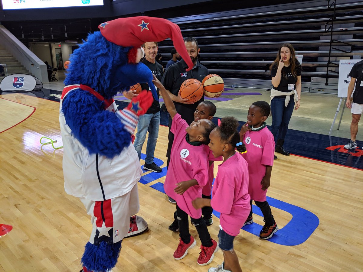 MSEFndn's tweet photo. Our friends @EmCollective hosted a @MarthasTableorg “Stay &amp; Play” #JoyfulFoodMarket at Entertainment &amp; Sports Arena, feat. a @WashWizards basketball clinic and  activities with @ReachInc, @dcpl, @dcck, @CHACC_DC &amp; @DCPoliceDept PLUS @De11eDonne, @WizardsGWiz &amp; @WashMystics Pax! https://t.co/M1PgBvCKpk