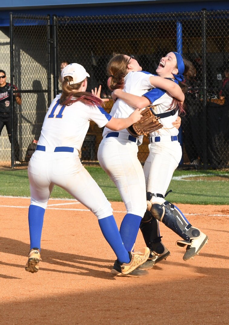 GoFlashWin's tweet photo. What a WIN!! What a team!! LEXINGTON SOFTBALL is your LOWER STATE CHAMPiON. Let’s go to STATE @lhs_wildcat. See you there and on https://t.co/EYyNVKFBwN https://t.co/KBfJQSszJ8