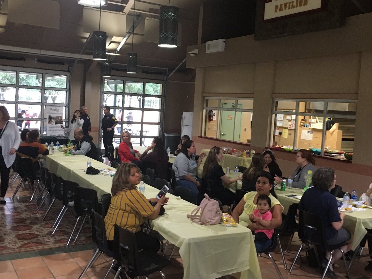 cooljuhl1's tweet photo. What a good turn out for our annual NEISD Deaf Ed picnic! Parents, teachers, current students, interpreters, DSS, former students and administrators! Fun time for all! @KellyJumonville @yairamac @ilovemychargers @yankee_todd @Sandeedeafeduc1 @cland1land @Handtalker5272 https://t.co/3I8QtzbPhE