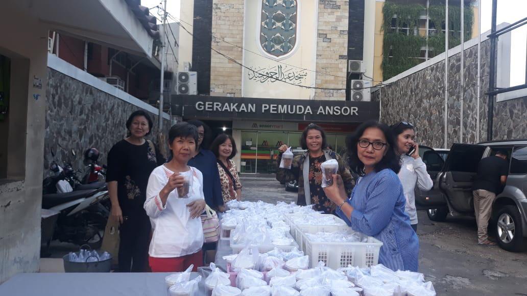 Ibu-ibu dari Gereja Kristen Kramat Raya berbagi takjil di depan Sekretariat PP GP Ansor.
#RamadanKareem 
#KitainiSama
@ANASMA75992147 <a href="/arifsholihan_/">Bang Gorep</a> @umam_elchoiru @DarmawanNuryudi <a href="/Showbox09756840/">Sholihin Kawulo Alit</a> @bravosera86 <a href="/agungepapo/">simbah muh epapo</a>