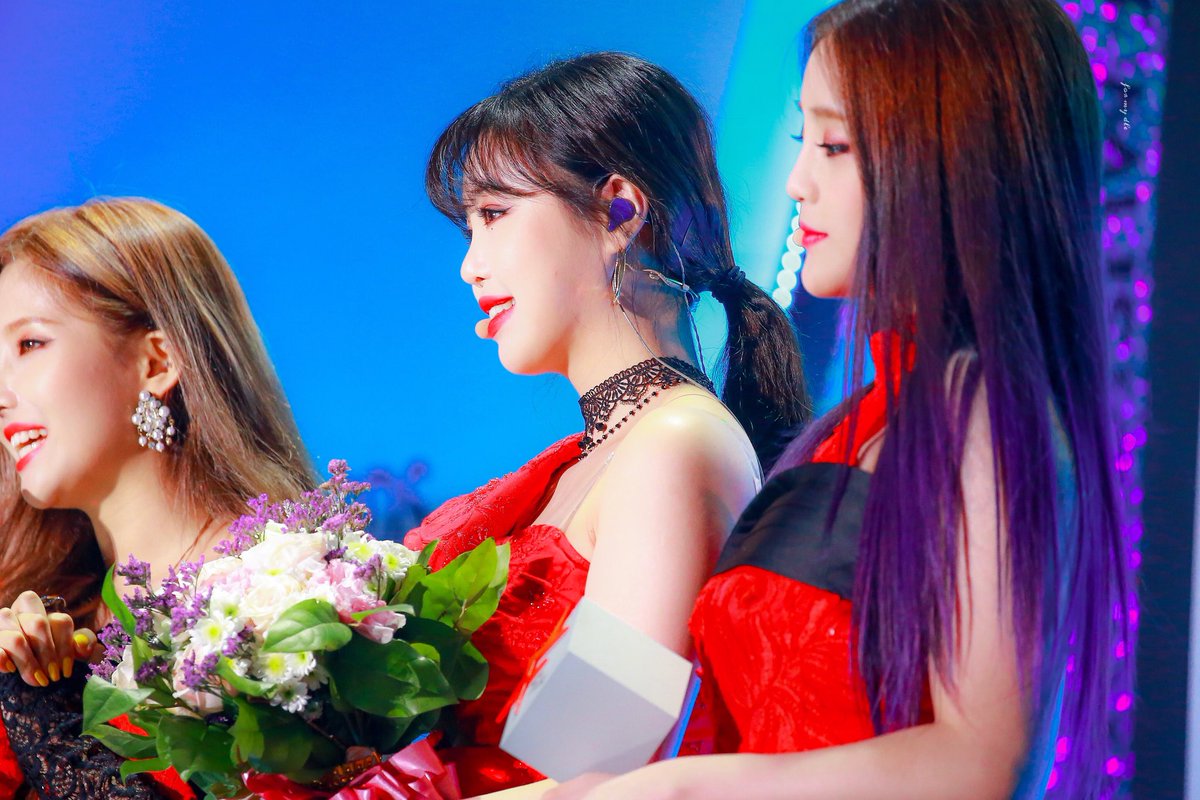 formydle's tweet photo. 190424 TMA

상 받는 수진이 오랜만에 봤지 츄카해🏆

#여자아이들 #아이들 #수진 #soojin https://t.co/jgN1fuyz6h