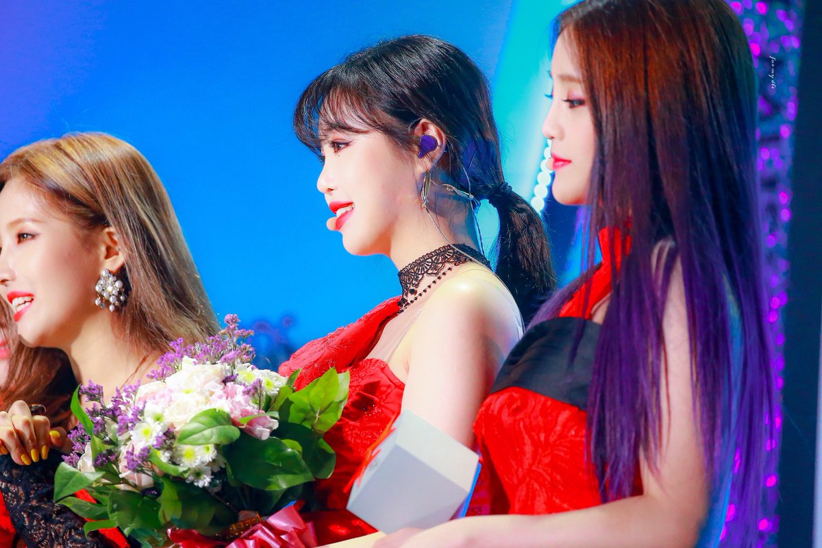 formydle's tweet photo. 190424 TMA

상 받는 수진이 오랜만에 봤지 츄카해🏆

#여자아이들 #아이들 #수진 #soojin https://t.co/jgN1fuyz6h