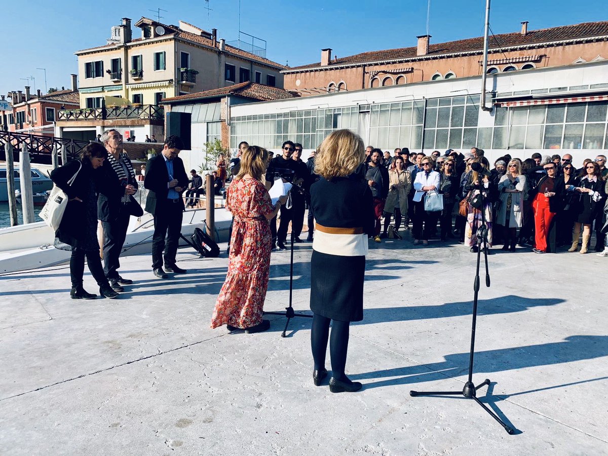iolandabatalle's tweet photo. i hi havia amants de l’art de tot el món i les barques #greatopening #CataloniainVenice @IRLlull @la_Biennale @CatalanCulture @MVilallonga @FrancescSeres @KRLS @QuimTorraiPla @FannyTurRiera @olgagelabert 
#WONDERFULDAY https://t.co/WAhHiT8GOj