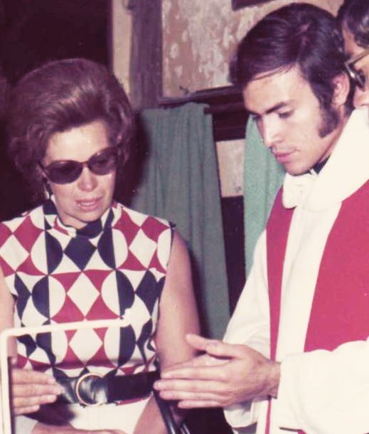 ArzobispoAguiar's tweet image. Queridas madres, ¡gracias!, gracias por lo que son en las familias y por aquello que dan a la Iglesia y al mundo. #FelizDiadeLaMadre 
Les comparto una foto con mi mamá en 1973, durante mi ordenación sacerdotal