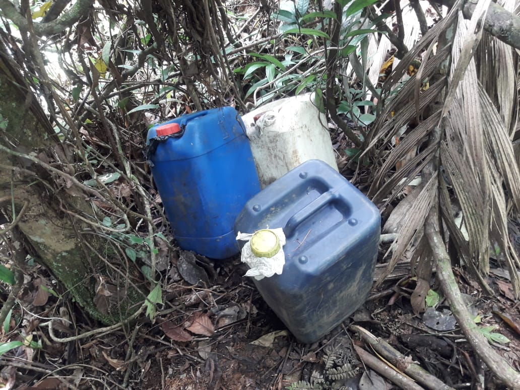 FFAAECUADOR's tweet photo. #Sucumbíos| Efectivos del Comando Operacional N.° 1 Norte, durante la ejecución de una #OperaciónMil de control en el sector de #Atacapi localizaron varios galones de gasolina blanca, que seria utilizado para presuntas actividades ilicitas. #ComprometidosConLaPatria https://t.co/bSZavRkMAa