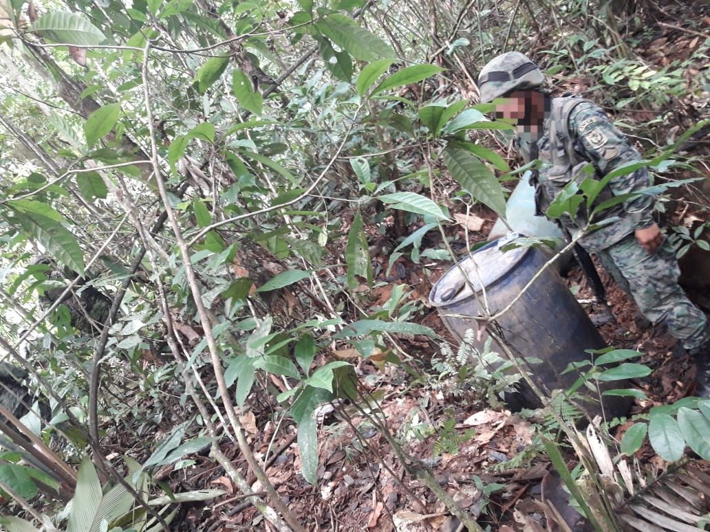 FFAAECUADOR's tweet photo. #Sucumbíos| Efectivos del Comando Operacional N.° 1 Norte, durante la ejecución de una #OperaciónMil de control en el sector de #Atacapi localizaron varios galones de gasolina blanca, que seria utilizado para presuntas actividades ilicitas. #ComprometidosConLaPatria https://t.co/bSZavRkMAa