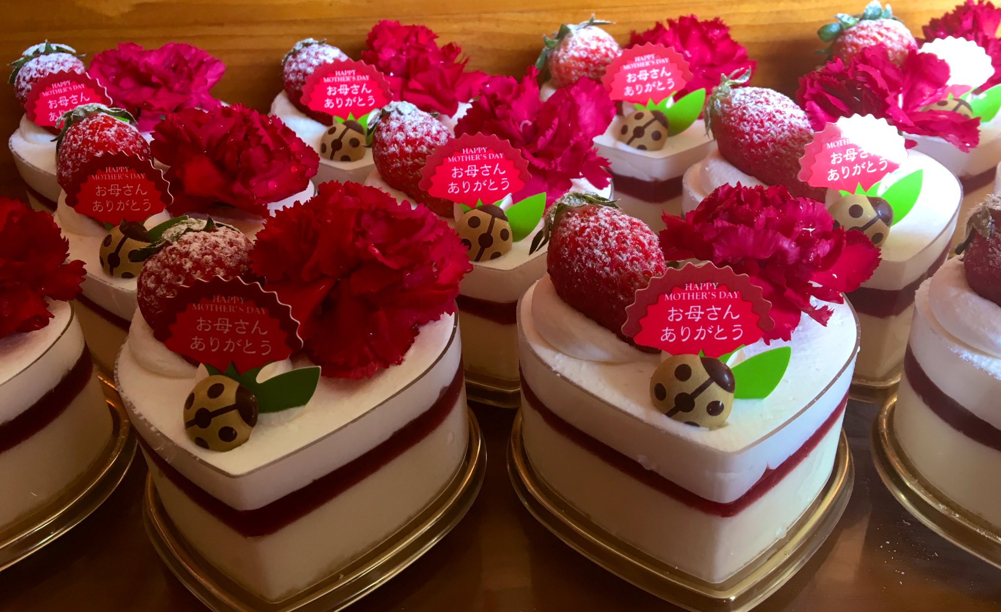 マリオネット売り子 Kozue 母の日限定スイーツ 今日明日登場 パティスリーマリオネット マリオネット 市原市マリオネット 市原市ケーキ屋 千葉県スイーツ 千葉県洋菓子店 市原市美味しいケーキ 母の日 カーネーション 食用カーネーション