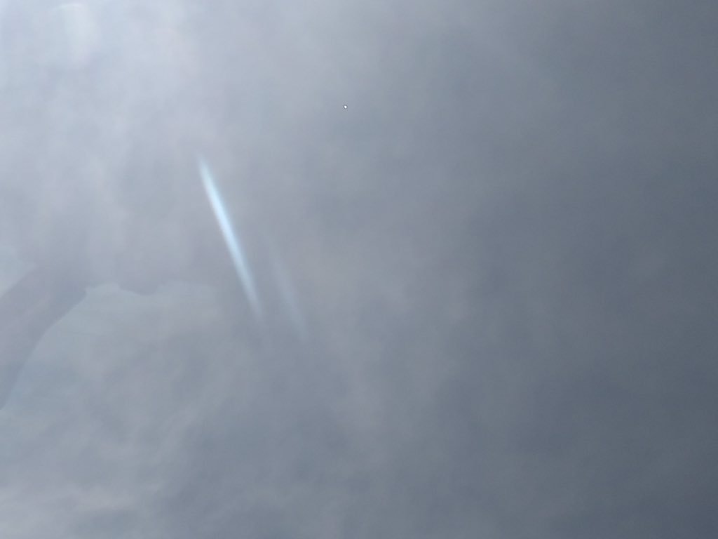 richard_fh's tweet photo. La Aviación me ha dado la oportunidad de ver cosas increíbles y hoy fue uno de esos días. Volaba en el espacio aéreo de Georgetown en Guyana a 32.000 pies, y me crucé con un Globo de #ProjectLoon https://t.co/1xczeMCVgF