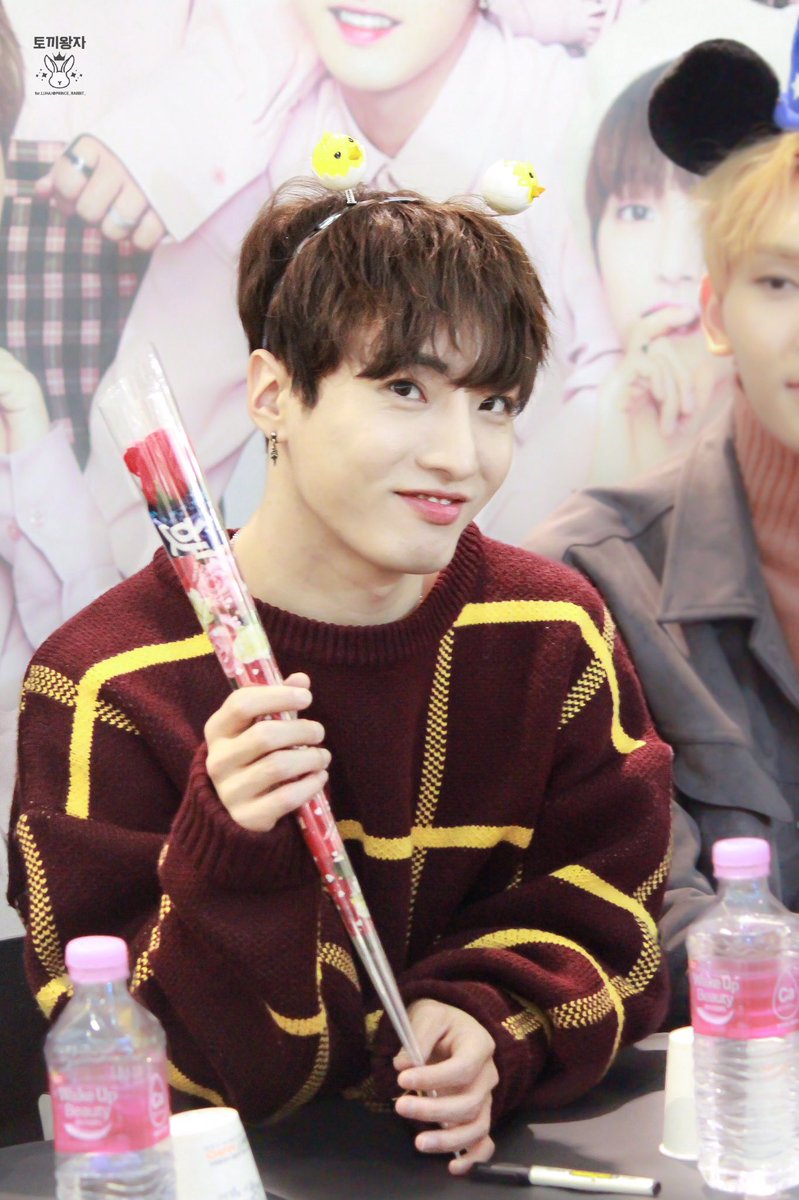 _PRINCE_RABBIT's tweet photo. 【HQ❤】 180209 포항 팬사인회 

✈️아직난너와만들었던추억여행중 ...

지쳐 힘이 들땐 
내게 기대 잠깐 쉬어도 돼 
항상 네 가슴에 안겨 환하게 널 비춰줄게 
너의 빛이 되어줄게

| 빛이될게/HNB 

#루하 #원포유 https://t.co/liRQGp2SaF