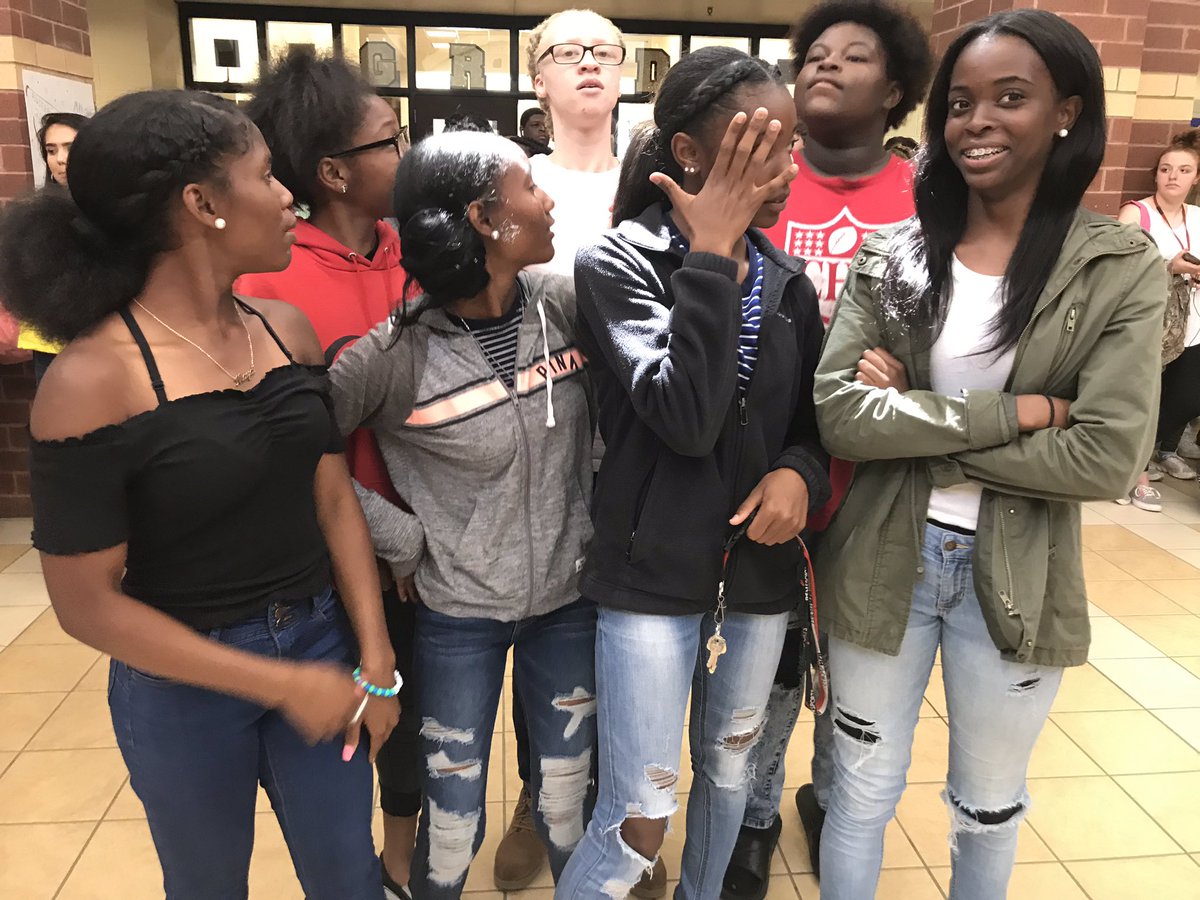 DrMaureenTiller's tweet photo. Send off this afternoon for CHS Golf, Track, and Tennis all competing in 3A State Championships 👺🔥#GoBigRed @ClintonHSSports @laurens_56 https://t.co/dpvbx0vSrg
