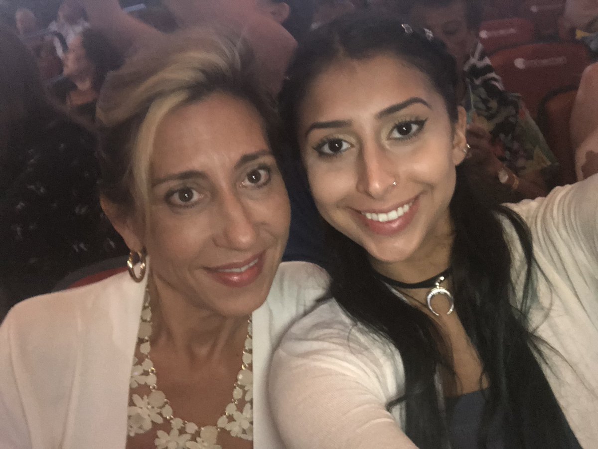 Took my daughter to see the First Lady! <a href="/michelleobama/">Michelle Obama</a> #iambecoming