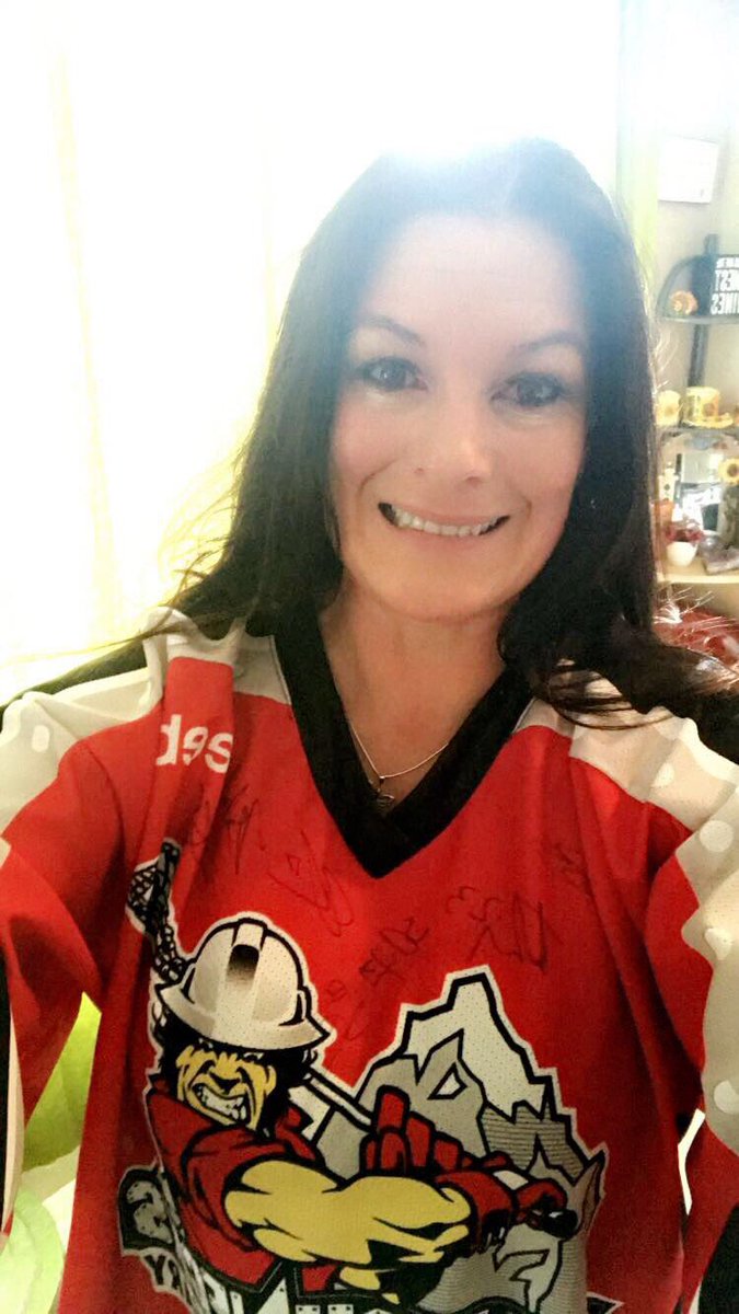 CaraSouthpaw's tweet image. So pumped for tonight’s game!  Selfie taken under pressure as all I could hear “No selfies mom!  We have to go now!”  #GoNecksGo! #FastestGameOnTwoFeet 🥍