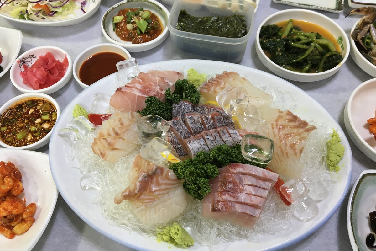 八田靖史 目からウロコのハングル練習帳 改訂版 好評発売中 3日目の夕食は麗水に戻ってソノフェ 鮮魚の刺身 韓国ではいけすの魚をそのままさばくファロフェ 活魚の刺身 が一般的ですが 全羅南道の麗水や木浦あたりでは日本式のソノフェ文化が