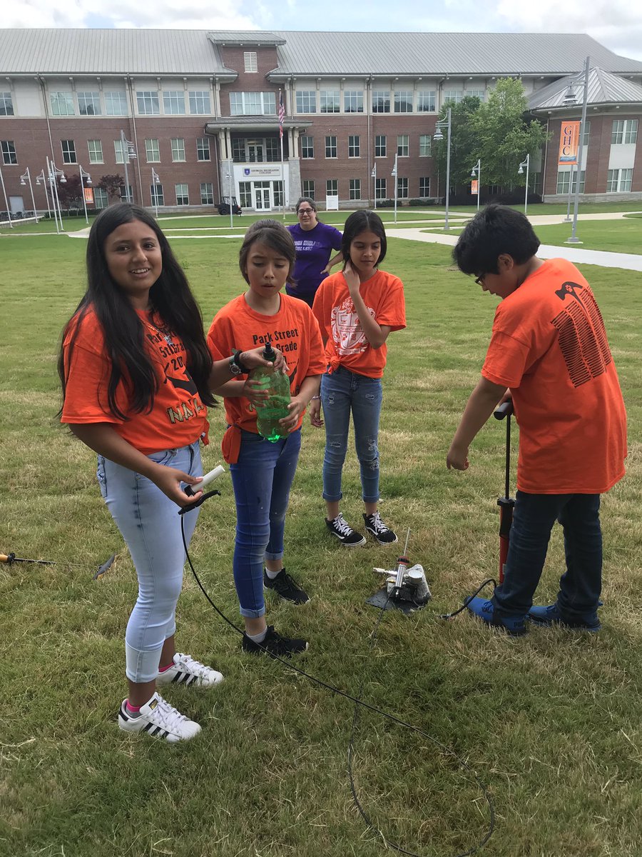 mrsabbyhall's tweet photo. Today in 5A we got to feel liquid nitrogen, study acids and bases, get infectious diseases, and shoot rockets. I’d say it was a good day! @ParkStEle @MariettaCitySch #ParkStreetAllIn https://t.co/sFkZ0wSSfr