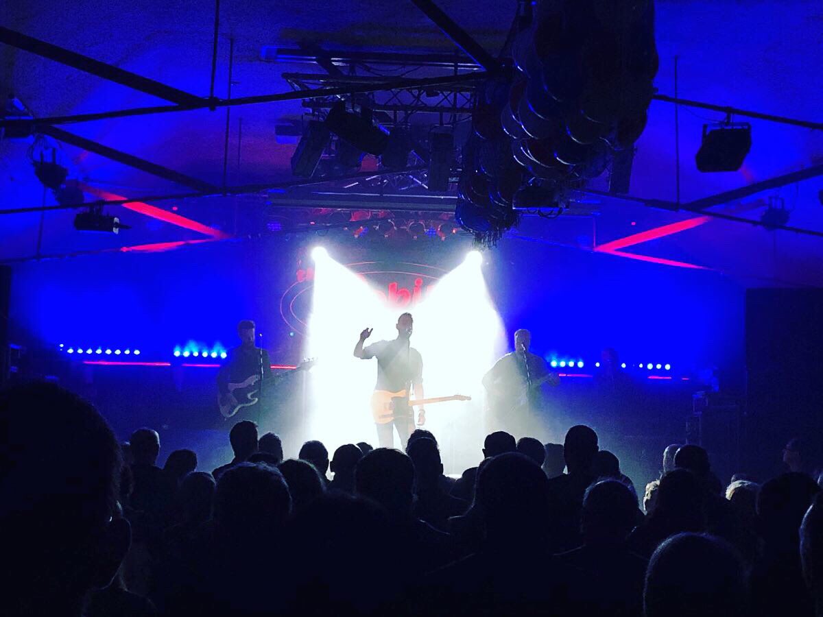 Springsteenshow's tweet photo. First time at the @Robin2Music tonight, and what a crowd! You were singing every word! Thank you so much for coming out to see a new band! See you next time! #brucespringsteenfans #legendofspringsteen #brucespringsteen #livemusic https://t.co/gvlB51XdEO