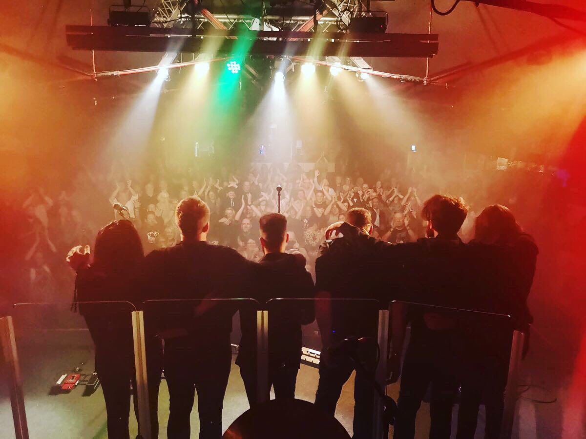 Springsteenshow's tweet photo. First time at the @Robin2Music tonight, and what a crowd! You were singing every word! Thank you so much for coming out to see a new band! See you next time! #brucespringsteenfans #legendofspringsteen #brucespringsteen #livemusic https://t.co/gvlB51XdEO
