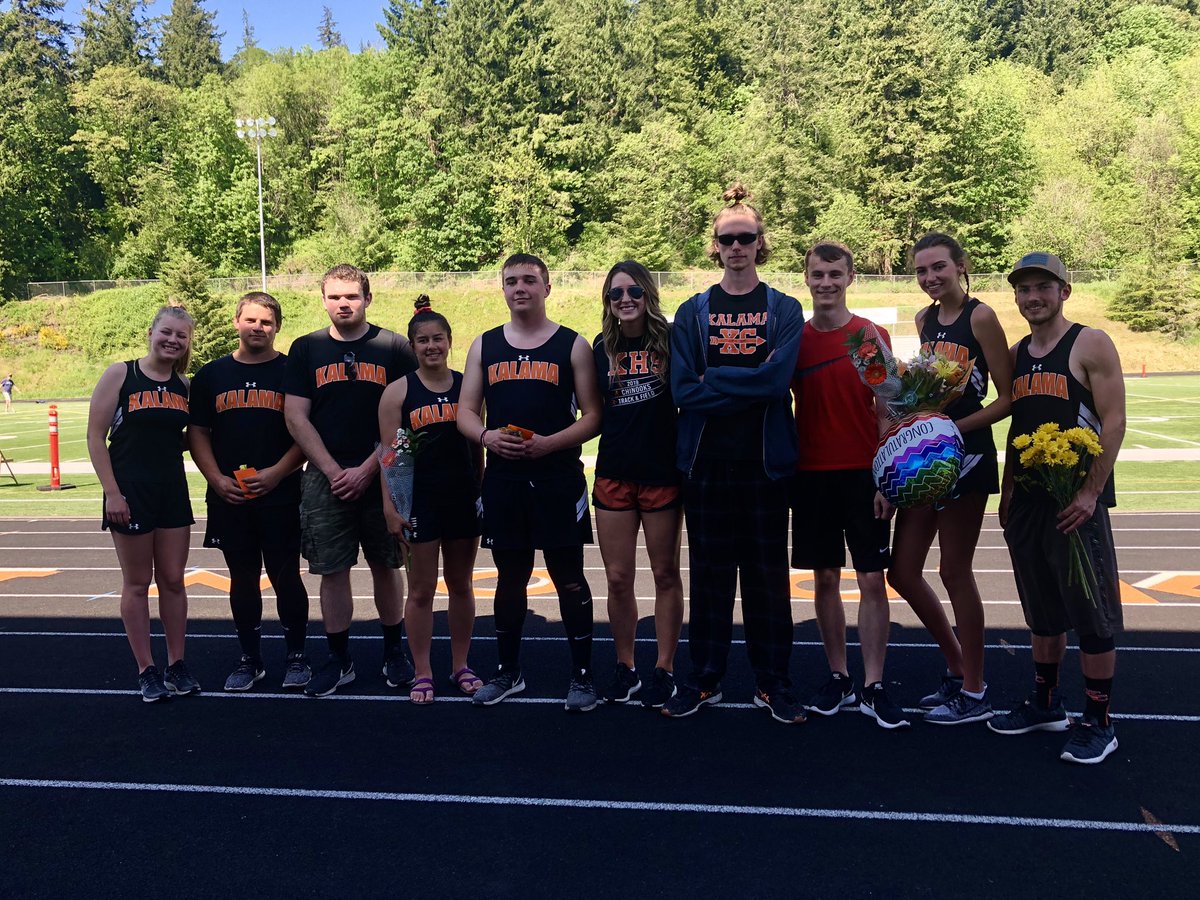 emmy_dolan's tweet photo. Proud of these track seniors! It’s been a great year for all of them! #gonooks https://t.co/kynKcbvD7a