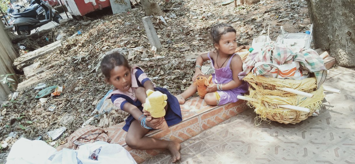 Mayureshism's tweet photo. #Aleeva, my 10 year old daughter learned to distribute Cloths, food and toys to homeless in Bhubaneswar post #Fani , Athena smile in the face of these kids were priceless #Tokagiri @Khati_Jamiba @BBSRBuzz @akala_kushmanda @nidhi_budha https://t.co/GqNUegw3cI