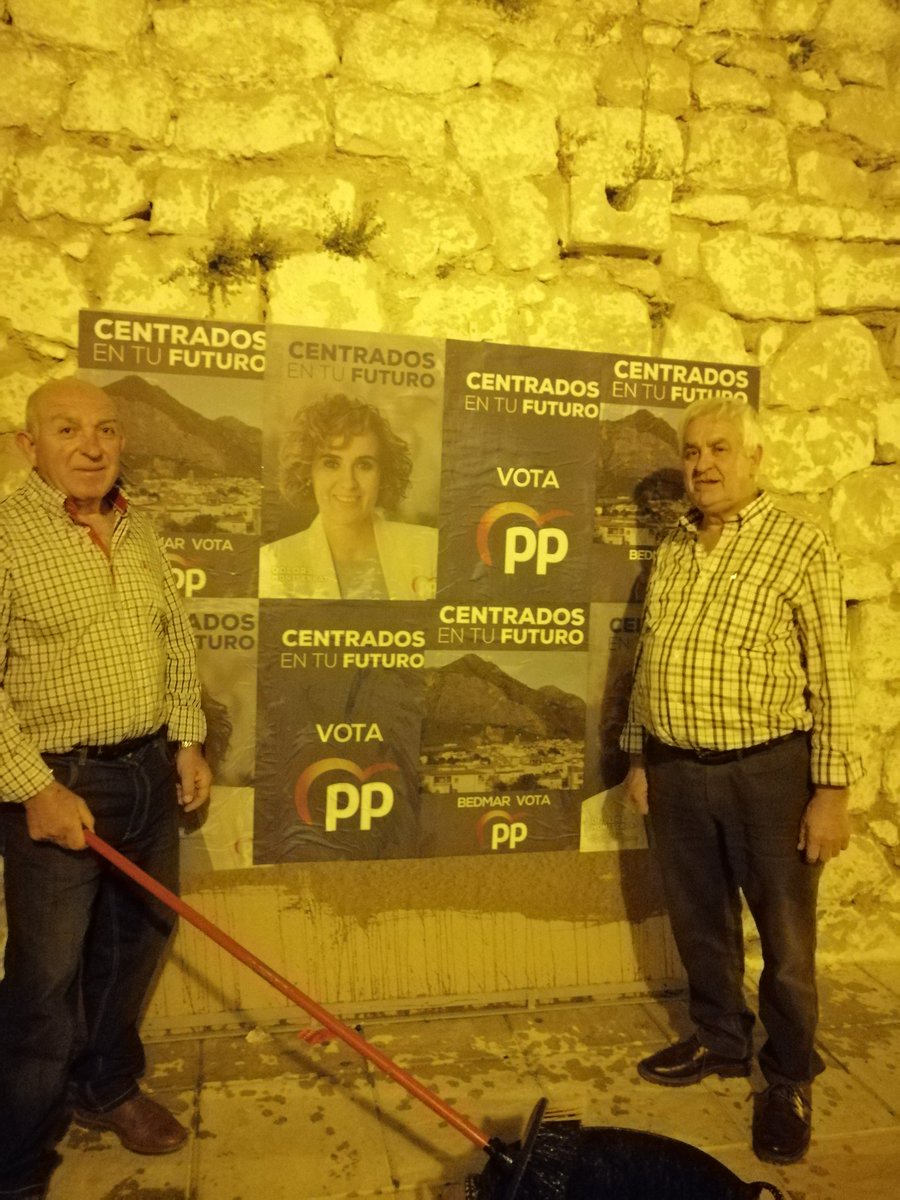 PP_Bedmar's tweet photo. 🔵 Arrancamos la campaña electoral con la tradicional pegada de carteles.

#CentradosEnTuFuturo. https://t.co/0YqwmpIFqH
