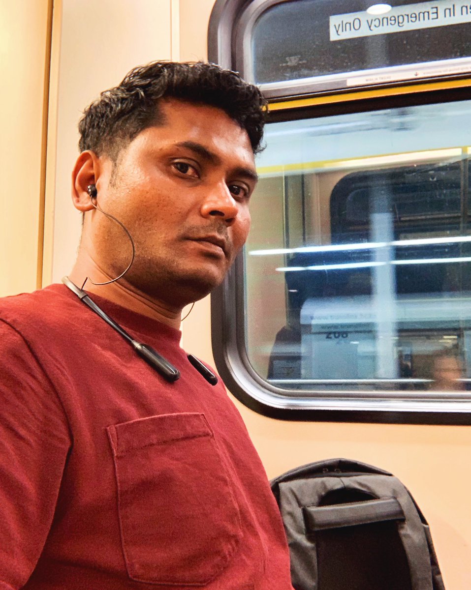 mujunaeem's tweet photo. Snapped a selfie on my way home from work. Because why not! #whothere https://t.co/cMTCL7veZq