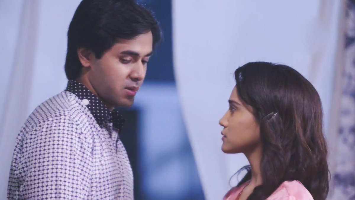 her face when he takes away his hand from her waist though. That girl wants it as much as him and that made me freak out.  #YehUnDinonKiBaatHai