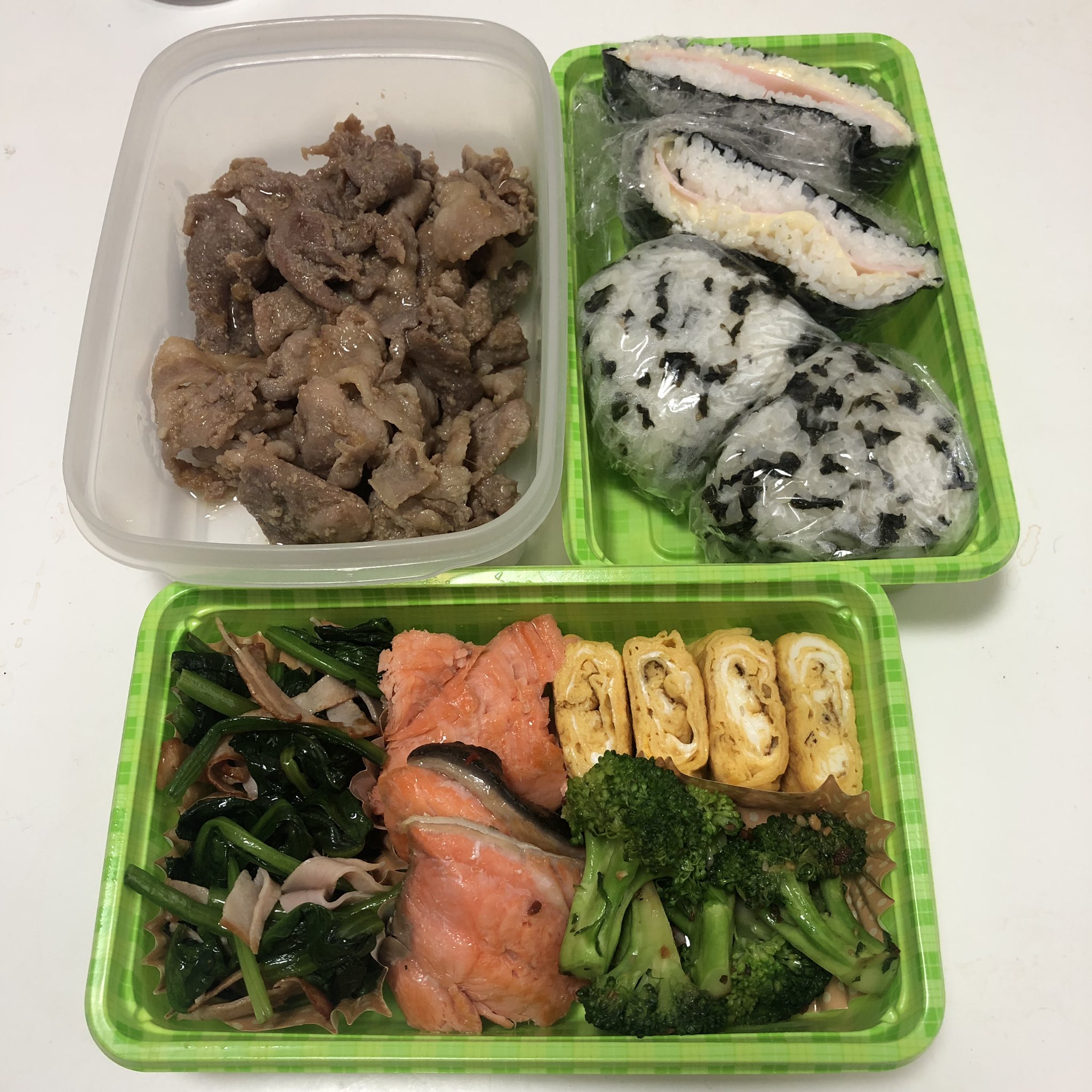 辻林 美穂 Twitterissa 彼氏とピクニックのために作ったお弁当が完成1分後に猫にひっくり返された図見て T Co Fiw3z8ulag Twitter