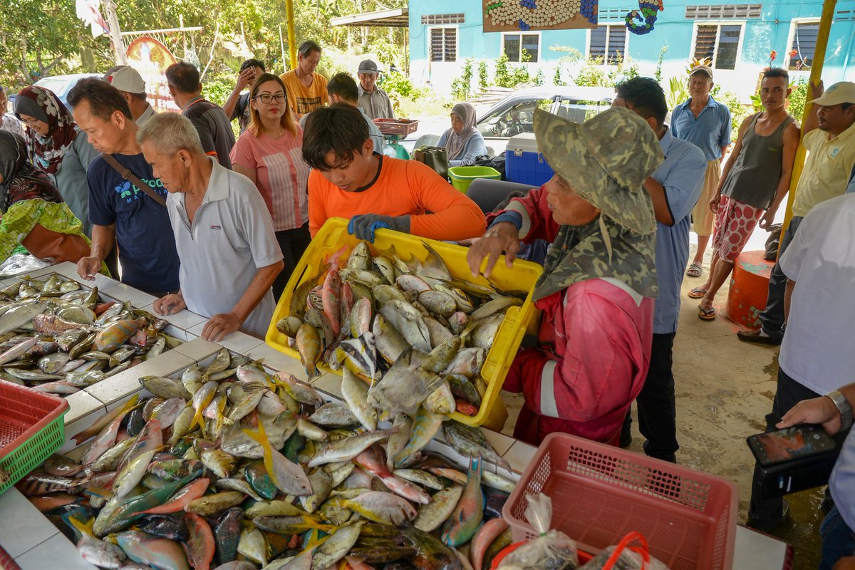 LKIM_Malaysia's tweet photo. Seorang nelayan Labuan, En. Asiran yang mengusahakan tangkapan ikan bubu  memasarkan hasil tangkapannya di Gerai Bubu Emas miliknya. Inisiatif ini mendapat perhatian YBhg. Dato' Mohd Sallehhuddin KSU MOA. 
#MOA #LKIM #OurFoodOurFuture #RevolusionerIndustriPerikanan https://t.co/5eBWgLBkVl
