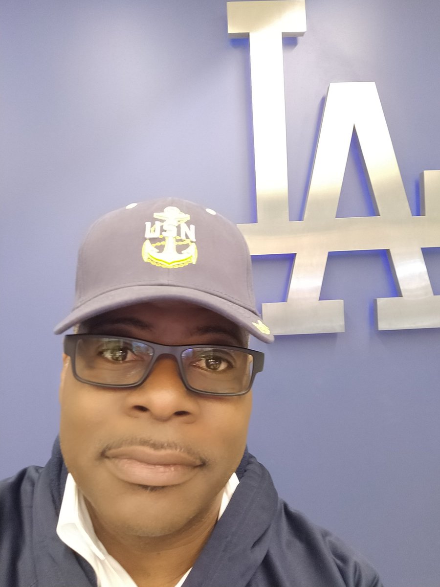 It's time for Dodger baseball!!! Proud to represent #USNavy and #RedCross tonight! #militaryheroofthegame 
#RidefortheRed
#NavyChiefNavyPride
#selfiesoftfocusgametight pic.twitter.com/OSNilEMK2l