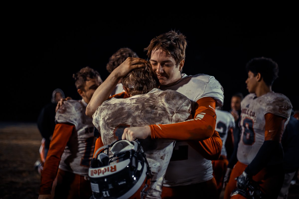 fnfcoaches's tweet image. Check out this awesome shot from @jessicagossage1 where Russell County (Ken.) players Ben Abrell and Nathan McQueary celebrated a win! This shot is a finalist in our FNF Photographer of the Year Contest! #FNFPhotos

Vote for it here: fnfcoaches.com/photographers/