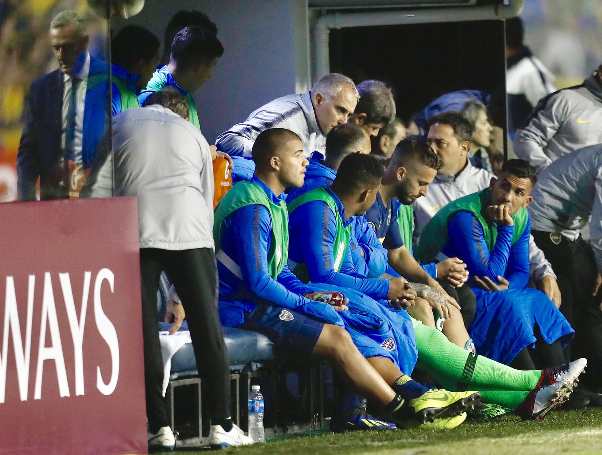 Banco de suplentes de Boca Jrs a minutos de finalizar el primer tiempo.