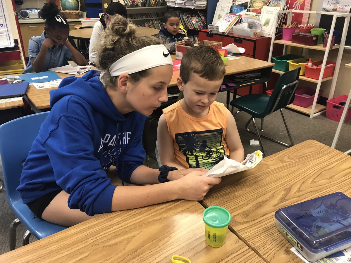 bprokesch's tweet photo. SMS Kindness Club visited grades K-2 HST to read with them #readingfun #stsd7 #YourSalisbury https://t.co/w5VeBZCwMm