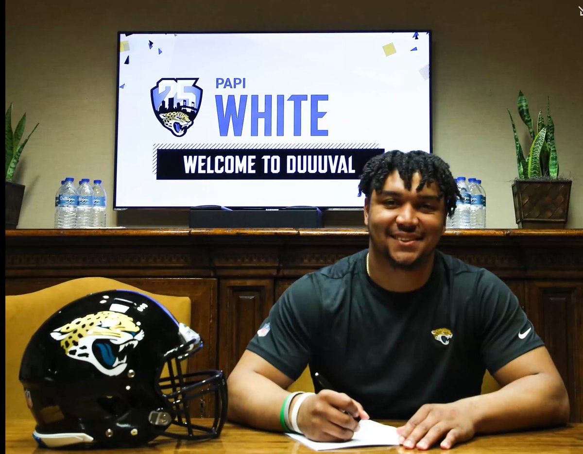 ndnsports's tweet photo. Shout out and congrats to Papi White (Chickasaw/Seminole), out of Seminole, OK and Ohio University, who officially signed his contract with the Jacksonville Jaguars yesterday.
#NativeAthlete #Chickasaw #Seminole #NFL https://t.co/j6xnkyB7NJ