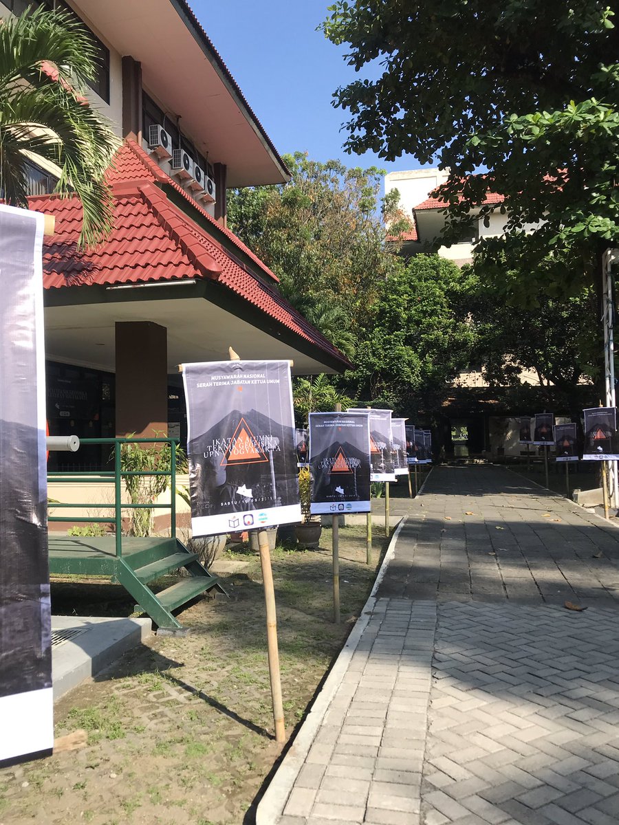IAGFUPN's tweet photo. Aku kelingan kampus jeh, tak dolano sik yo. Koe do kelingan ra ndes? https://t.co/wozUboNErd