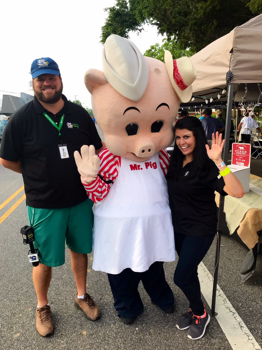 cherishlombard's tweet photo. It’s only fitting that Mr. Pig spends his Friday night at the Fairhope Rotary Steak Cook Off🐷😁🐮
.
.
.
#fairhope #alabama #steakcookoff #steak #pig #friday #weekend #liveshot #weekendvibes #weekendtime #toughassignment #awesome #home #coworkers #team #mrpig https://t.co/Z9hLFXzSVd