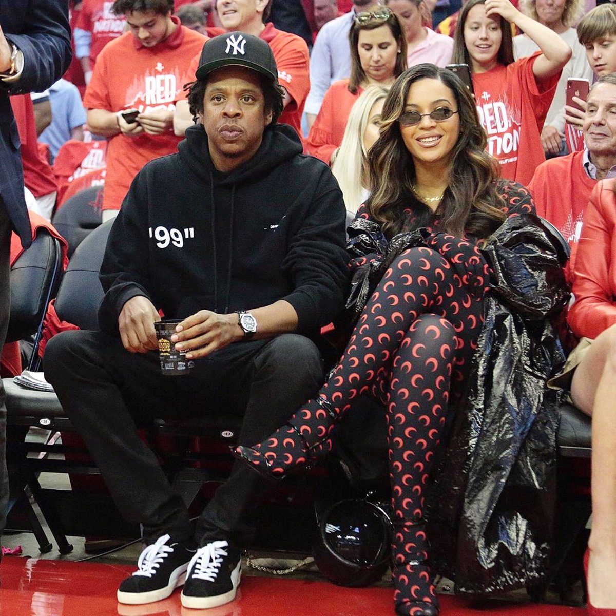 ChicelebrityC's tweet photo. #JayZ &amp; #Beyonce sat courtside for the @warriors/@houstonrockets Game 6 tonight. 📸: @nba #NBAPlayOffs https://t.co/uN9ZnQdFK5
