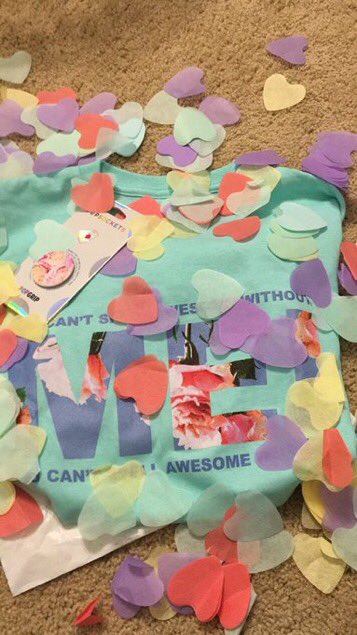 soblendboss's tweet photo. Looky what came today!!!
Husband: why did she give you so many hearts?
Me in my mind: how does he know I really thought @taylorswift13 put those in there herself? ππ
@taylornation13 #ONEWEEKOFME https://t.co/Xlpi0XuD8w