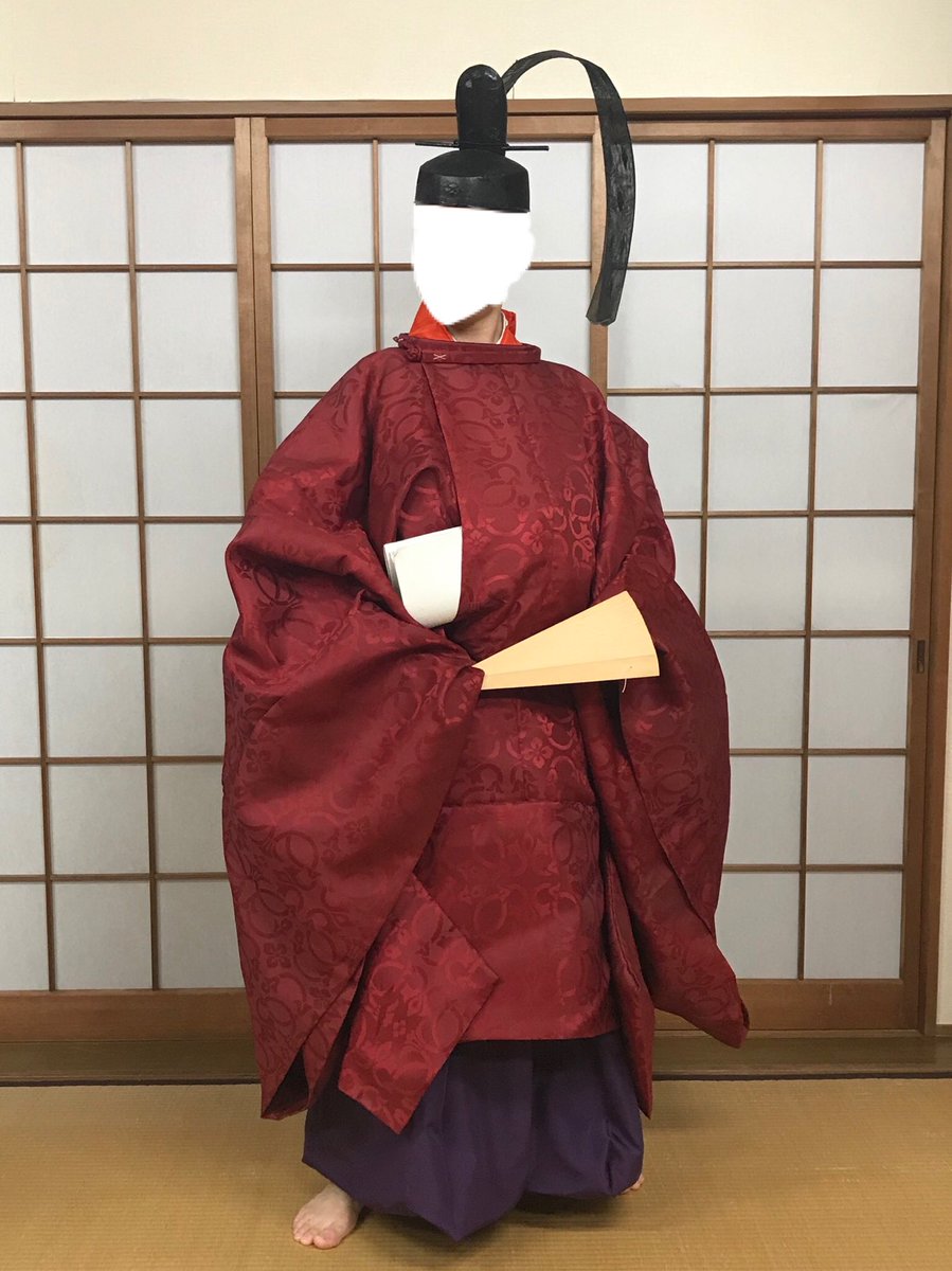 遂に衣冠姿完成！ 五位の殿上人の姿で、緋袍に紫無文の指貫を履いて