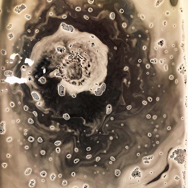 logicalharmony's tweet photo. I never thought I wanted a bath in black water until I used the @lushcosmetics Black Rose bath bomb. 🛁 🌹 🖤
.
#lush #bathart #lushie #lushcommunity #logicalharmony #logicalharmonyapproved #bathbomb #wethebathers https://t.co/kCCafiiKR9 https://t.co/nkjiMQ8JaI