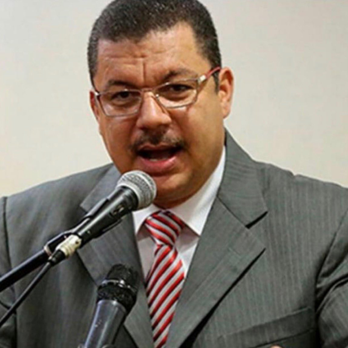 #Urgente. La persecución contra el diputado <a href="/simoncalzadilla/">Simón Calzadilla</a> con allanamientos, sin orden judicial y sin la presencia de un fiscal es clara demostración de un estado malandro. No pierdas el tiempo Diosdado, dales la cajita CLAP a tus matones pero no lo encontrarán