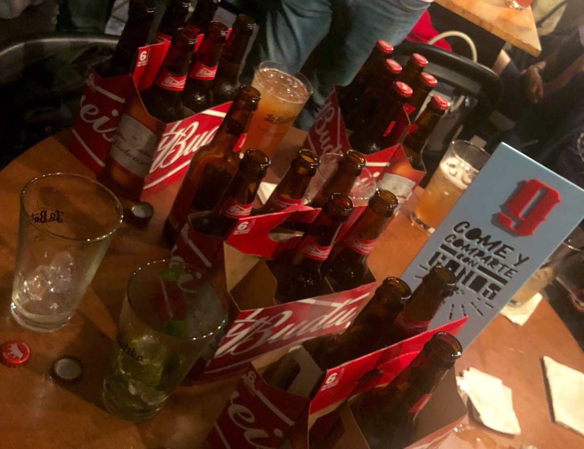 lasujetita's tweet image. Así o así? Sales de internada y todo lo que haces por un amigo #helpdoctor