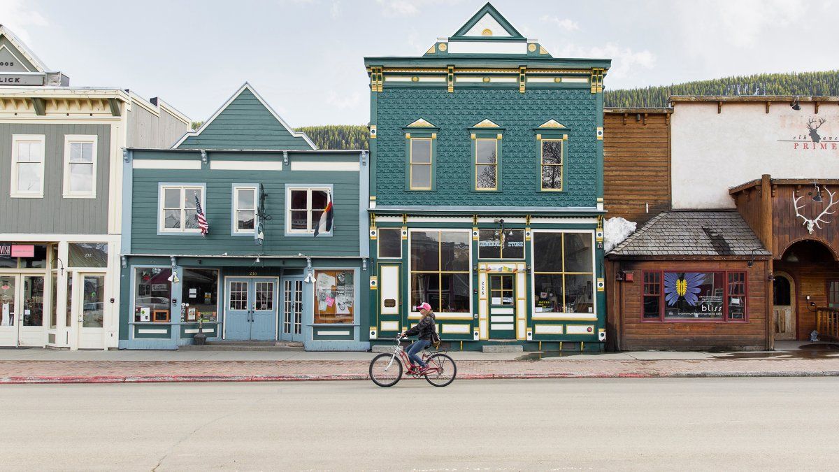 madebravely's tweet photo. I remember reading this two summer's ago just before we left Bend. Did Airbnb Kill the Mountain Town? https://t.co/t9wZbe1h1M https://t.co/FXDdWQxnme