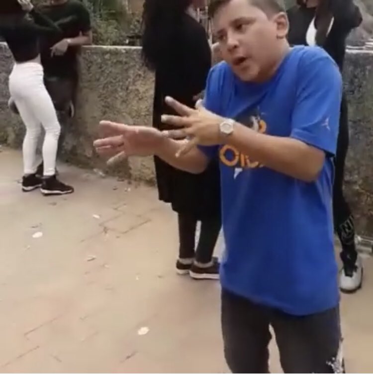 -Y tú porque sigues soltera 
-No lo vas a entender... y tampoco te lo voy a explicar