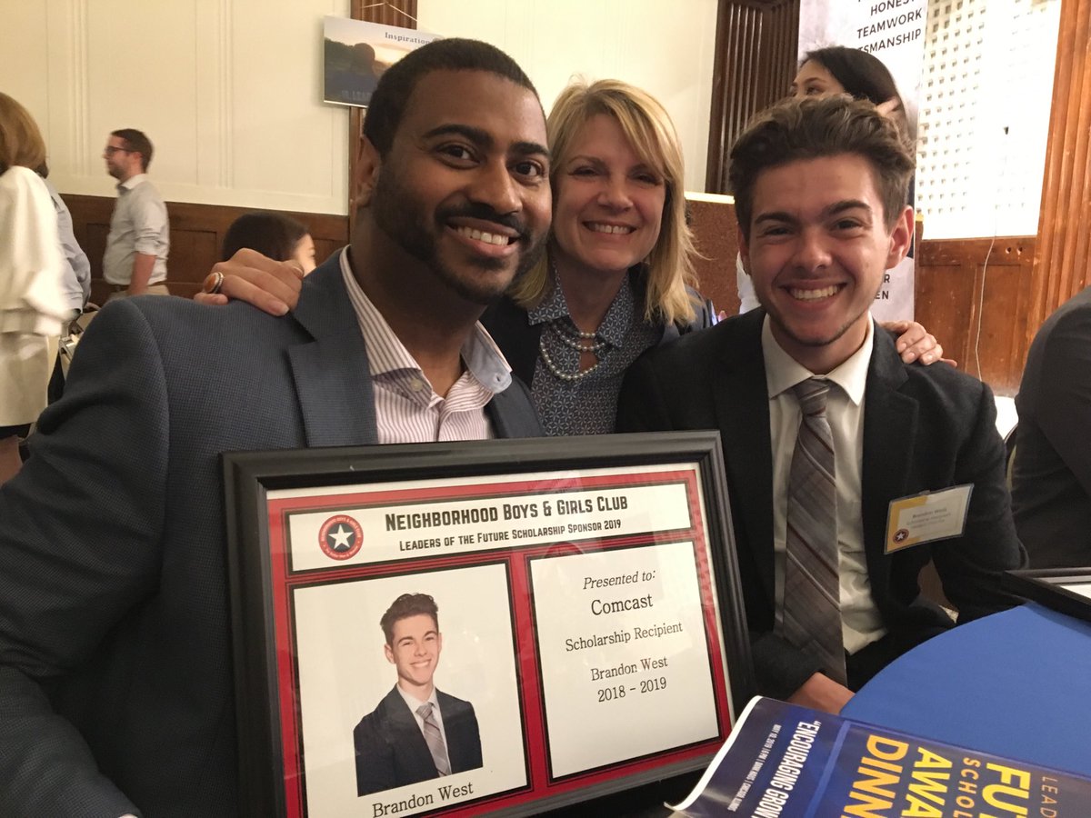 MartonDebra's tweet photo. Neighborhood Boys and Girls Club Scholarship Awards!  Congrats to Brandon West of Lake View High and 34 other high school students across the city!  Star power David Otunga, WWE superstar, actor and Harvard Lawyer!  ⁦@ComcastILLINOIS⁩ ⁦@NBGC_Chicago⁩ #comcastcares https://t.co/nzUjNMgEZt