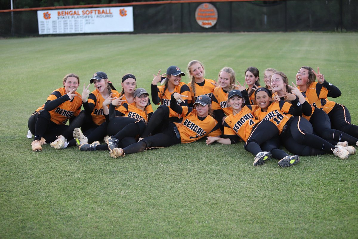 daraorr2's tweet photo. thank you fuquay for this amazing team, i love you all so much and i’m so thankful for this season🧡🖤 bengal ball forever!!! https://t.co/j9ChVMQX4y